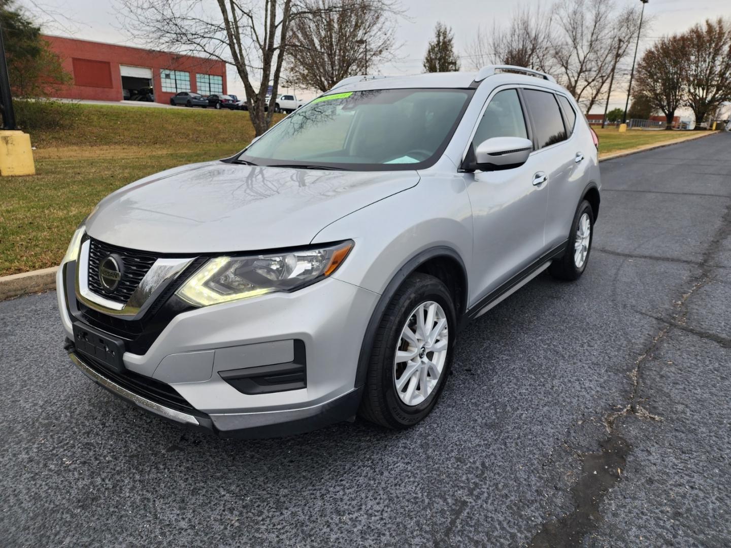 2019 Silver /Black Nissan Rogue SV (KNMAT2MV2KP) with an 2.5 4cyl. engine, Automatic transmission, located at 1221 Madison St., Shelbyville, TN, 37160, (931) 680-9439, 0.000000, 0.000000 - Photo#0